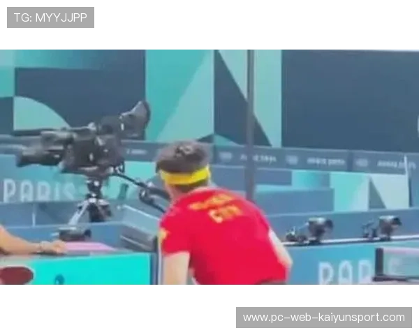 羽毛球女单极限救球擦地滑行，全场热烈鼓掌