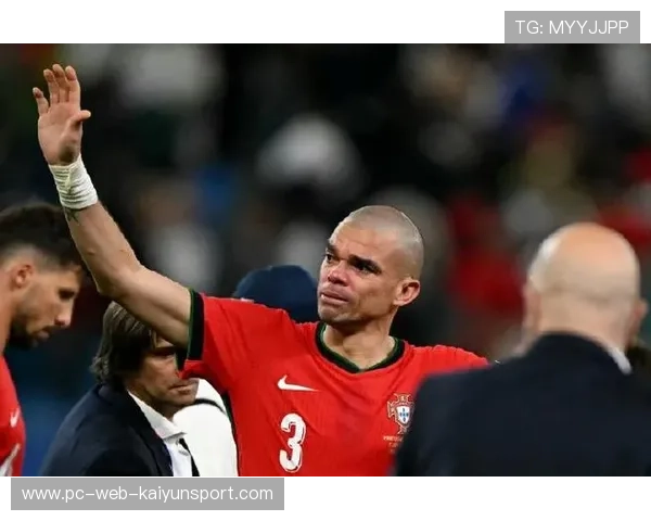 前锋被训练模拟强硬犯规下的点球罚法，心理与技术并重