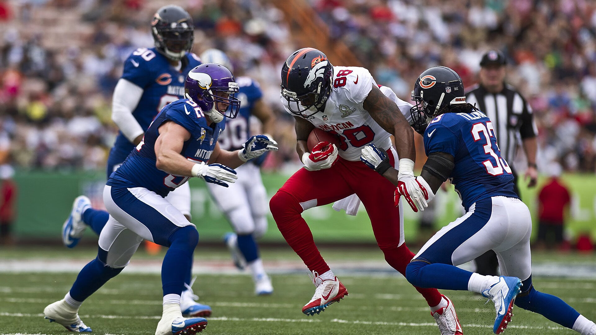 北京国际马拉松鸣枪开跑 数万跑者雨中挑战极限，北京马拉松2022